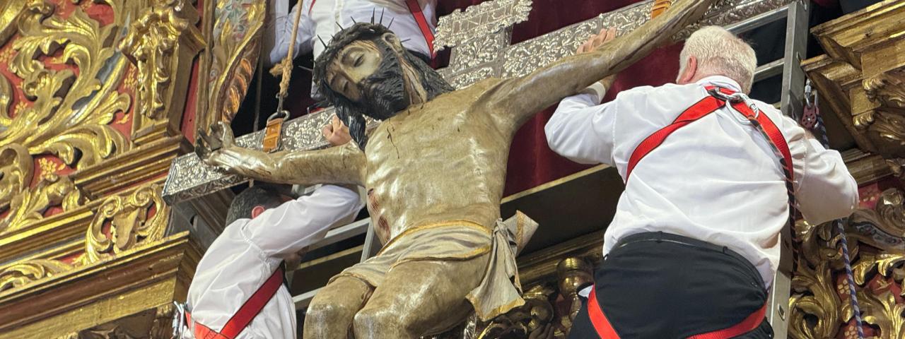 La Bajada del Santo Cristo de Telde llena de emoción y recogimiento la Basílica de San Juan