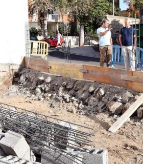 El Consistorio de Santa Cruz de Tenerife procede al derribo y limpieza de un edificio en mal estado en Las Delicias. · foto 1