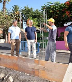 El Consistorio de Santa Cruz de Tenerife procede al derribo y limpieza de un edificio en mal estado en Las Delicias. · foto 2