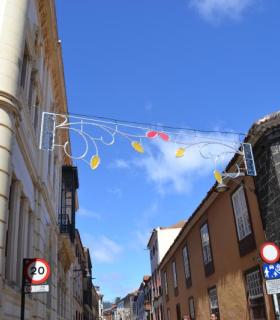 30 arcos de luces led ambientan las calles con motivo de las fiestas del Cristo de San Cristóbal de La Laguna. · foto 1