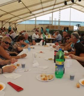 La Comida de la Hermandad reúne a los vecinos de Antigua. · foto 3