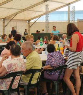 La Comida de la Hermandad reúne a los vecinos de Antigua. · foto 1