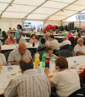 La Comida de la Hermandad reúne a los vecinos de Antigua. · foto 2