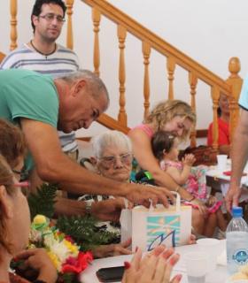 El Ayuntamiento de Antigua rinde homenaje a sus mayores. · foto 4