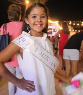 Desfiles de pequeñas bellezas sobre el escenario de las Fiestas de Antigua 2016 · foto 1