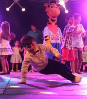 Desfiles de pequeñas bellezas sobre el escenario de las Fiestas de Antigua 2016 · foto 3