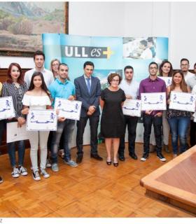 La ULL entregó a quince de sus estudiantes las becas convocadas por la compañía Philip Morris. · foto 2