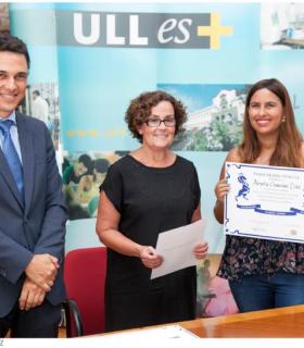 La ULL entregó a quince de sus estudiantes las becas convocadas por la compañía Philip Morris. · foto 1