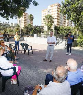 El Alcalde Hidalgo anima a los residentes de Cruz de Piedra a solicitar la Ayuda a la Vivienda Habitual en su recta final. · foto 1