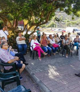El Alcalde Hidalgo anima a los residentes de Cruz de Piedra a solicitar la Ayuda a la Vivienda Habitual en su recta final. · foto 2