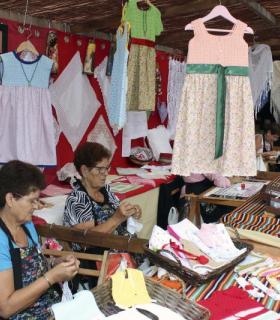El casco de Guía se llena este domingo de artesanía por la XXXV edición de su feria. · foto 7