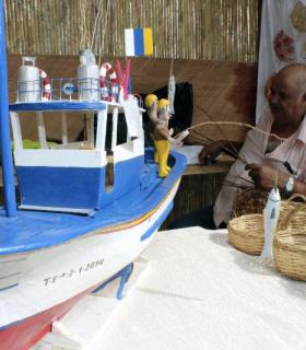 El casco de Guía se llena este domingo de artesanía por la XXXV edición de su feria. · foto 6