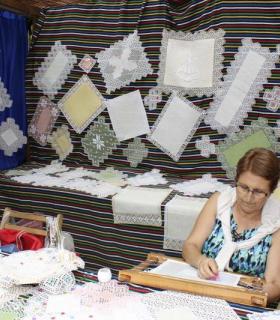 El casco de Guía se llena este domingo de artesanía por la XXXV edición de su feria. · foto 9