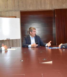 Los polígonos de La Campana y La Cañada, el futuro parking de Radazul y el mercadillo de La Esperanza en la agenda del Gobierno regional. · foto 2