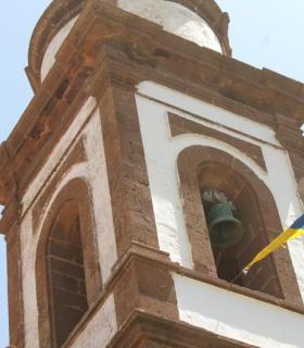 Patrimonio Histórico deja sin pintar ni arreglar el Campanario de la Iglesia de Antigua. · foto 2