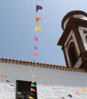 Patrimonio Histórico deja sin pintar ni arreglar el Campanario de la Iglesia de Antigua. · foto 1