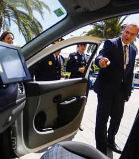 El Ayuntamiento de Las Palmas de Gran Canaria pone en marcha una nueva unidad de la Policía Local para atender a mujeres y menores víctimas de maltrato y a personas en riesgo de exclusión. · foto 8