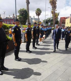 El Ayuntamiento de Las Palmas de Gran Canaria pone en marcha una nueva unidad de la Policía Local para atender a mujeres y menores víctimas de maltrato y a personas en riesgo de exclusión. · foto 1