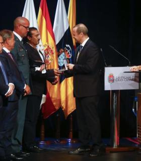 El Ayuntamiento de Las Palmas de Gran Canaria pone en marcha una nueva unidad de la Policía Local para atender a mujeres y menores víctimas de maltrato y a personas en riesgo de exclusión. · foto 4