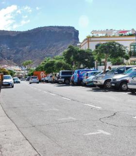 El Ayuntamiento asfalta, rehabilita y mejora una de las calles principales del Puerto de Mogán. · foto 3