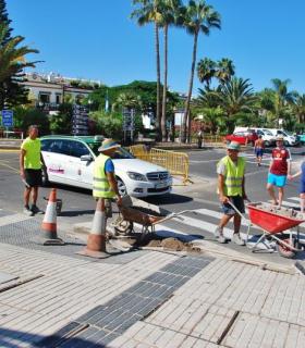 El Ayuntamiento asfalta, rehabilita y mejora una de las calles principales del Puerto de Mogán. · foto 2