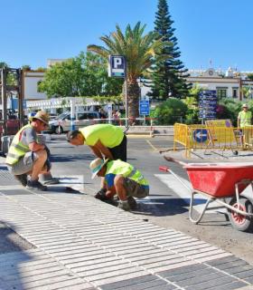 El Ayuntamiento asfalta, rehabilita y mejora una de las calles principales del Puerto de Mogán. · foto 1