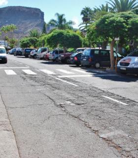El Ayuntamiento asfalta, rehabilita y mejora una de las calles principales del Puerto de Mogán. · foto 4