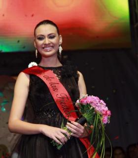 Ariadna Fregel, del casco, Reina de las fiestas de Guía de Isora 2016. · foto 1