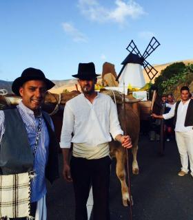Antigua participa con la única carreta tirada por vacas en la Romería a la Peña. · foto 2