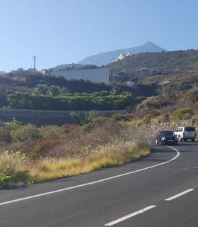 El alcalde manifiesta públicamente su malestar por el estado de abandono de la carretera insular TF-352 que da acceso al municipio. · foto 2