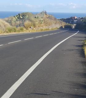 El alcalde manifiesta públicamente su malestar por el estado de abandono de la carretera insular TF-352 que da acceso al municipio. · foto 1