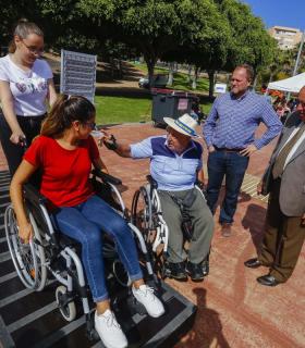 El Ayuntamiento de Las Palmas de Gran Canaria invita a 200 alumnos de Secundaria a vivir la experiencia de las personas con discapacidad. · foto 2