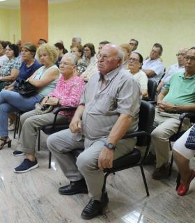 En Antigua, los mayores de 65 ultiman detalles para irse de crucero. · foto 1