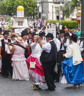 Vegueta se llena de tradición y folclore con la celebración de la romería del Rosario. · foto 2