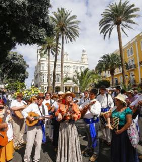 Vegueta se llena de tradición y folclore con la celebración de la romería del Rosario. · foto 1