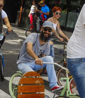La Fiesta de la Bicicleta congrega a miles de personas en las calles en el cierre festivo de la Semana Europea de la Movilidad 2016. · foto 9