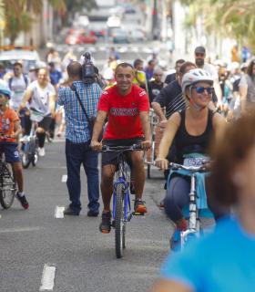 La Fiesta de la Bicicleta congrega a miles de personas en las calles en el cierre festivo de la Semana Europea de la Movilidad 2016. · foto 8