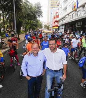 La Fiesta de la Bicicleta congrega a miles de personas en las calles en el cierre festivo de la Semana Europea de la Movilidad 2016. · foto 2