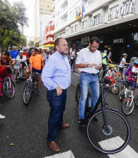 La Fiesta de la Bicicleta congrega a miles de personas en las calles en el cierre festivo de la Semana Europea de la Movilidad 2016. · foto 3