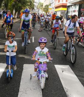 La Fiesta de la Bicicleta congrega a miles de personas en las calles en el cierre festivo de la Semana Europea de la Movilidad 2016. · foto 6