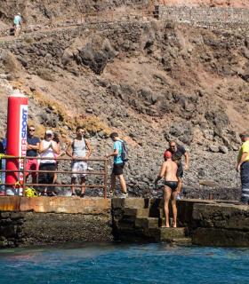 Carmelo Santana gana la XVI Travesía a Nado a Puntallana en San Sebastián de La Gomera. · foto 1