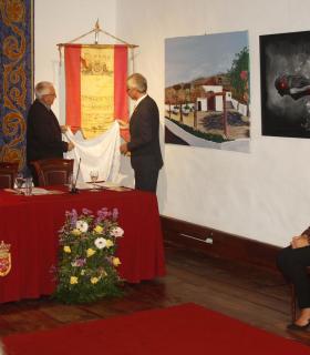 El Ayuntamiento de Tacoronte recupera un antiguo estandarte con el escudo español republicano. · foto 1