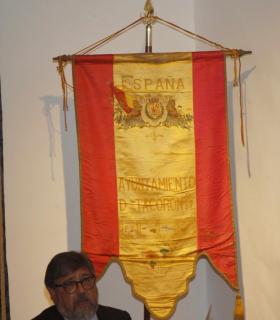 El Ayuntamiento de Tacoronte recupera un antiguo estandarte con el escudo español republicano. · foto 2