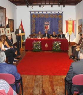 El Ayuntamiento de Tacoronte recupera un antiguo estandarte con el escudo español republicano. · foto 3