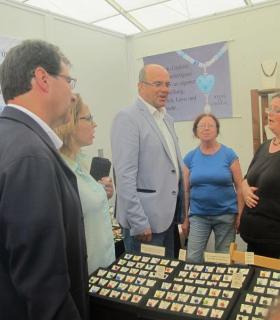 Cuarenta oficios y 130 profesionales están presentes desde hoy en la Feria Insular de Artesanía. · foto 2