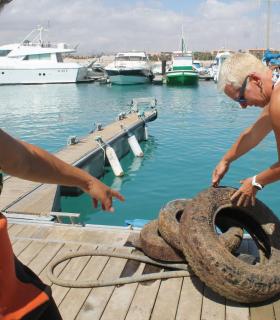 Los buceadores se comprometen en la limpieza de los fondos del muelle del Castillo en Antigua. · foto 1