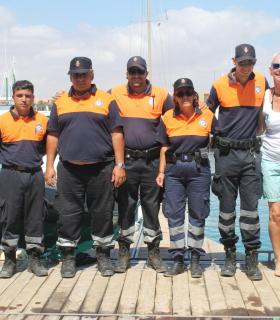 Los buceadores se comprometen en la limpieza de los fondos del muelle del Castillo en Antigua. · foto 5
