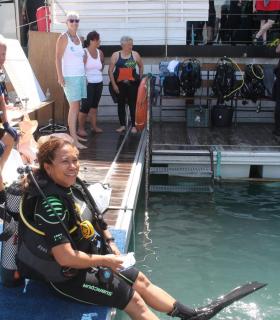 Los buceadores se comprometen en la limpieza de los fondos del muelle del Castillo en Antigua. · foto 3