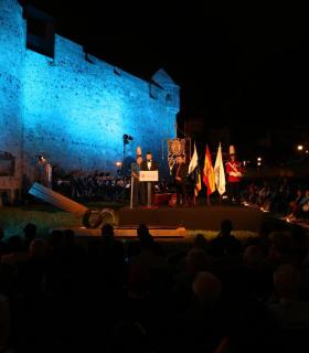 Los grupos del Carnaval de Las Palmas de G.C. rememoran el inicio del mismo en el arranque de las fiestas de La Naval. · foto 4