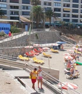 Finalizan las obras de reforma y rehabilitación del muro-mirador de la playa de Patalavaca. · foto 2